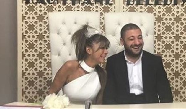 Sosyeteye 25 yaş küçük damat!