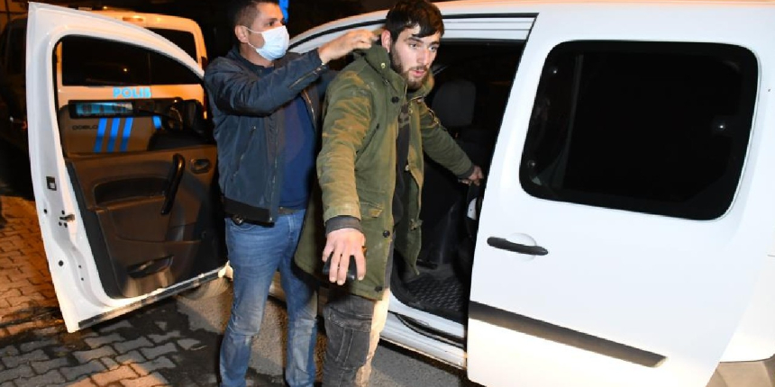 İnşaattan demir çalıyordu, kıskıvrak yakalandı