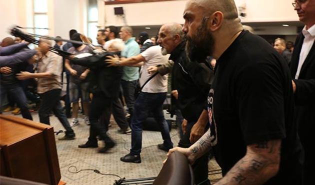 Maskeli bir grup milletvekillerini rehin aldı!