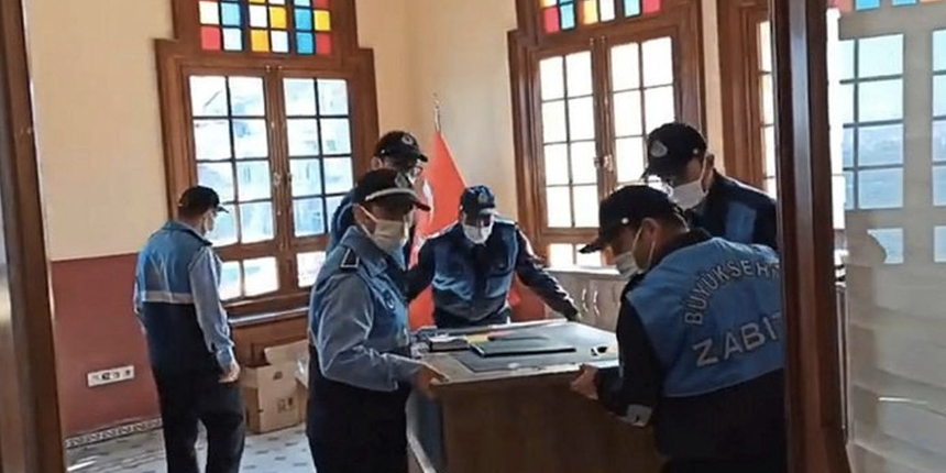 TÜGVA Başkanı Eminoğlu İBB'nin tahliye girişiminde yaşananları anlattı: 'Başkan' diye tabela astılar