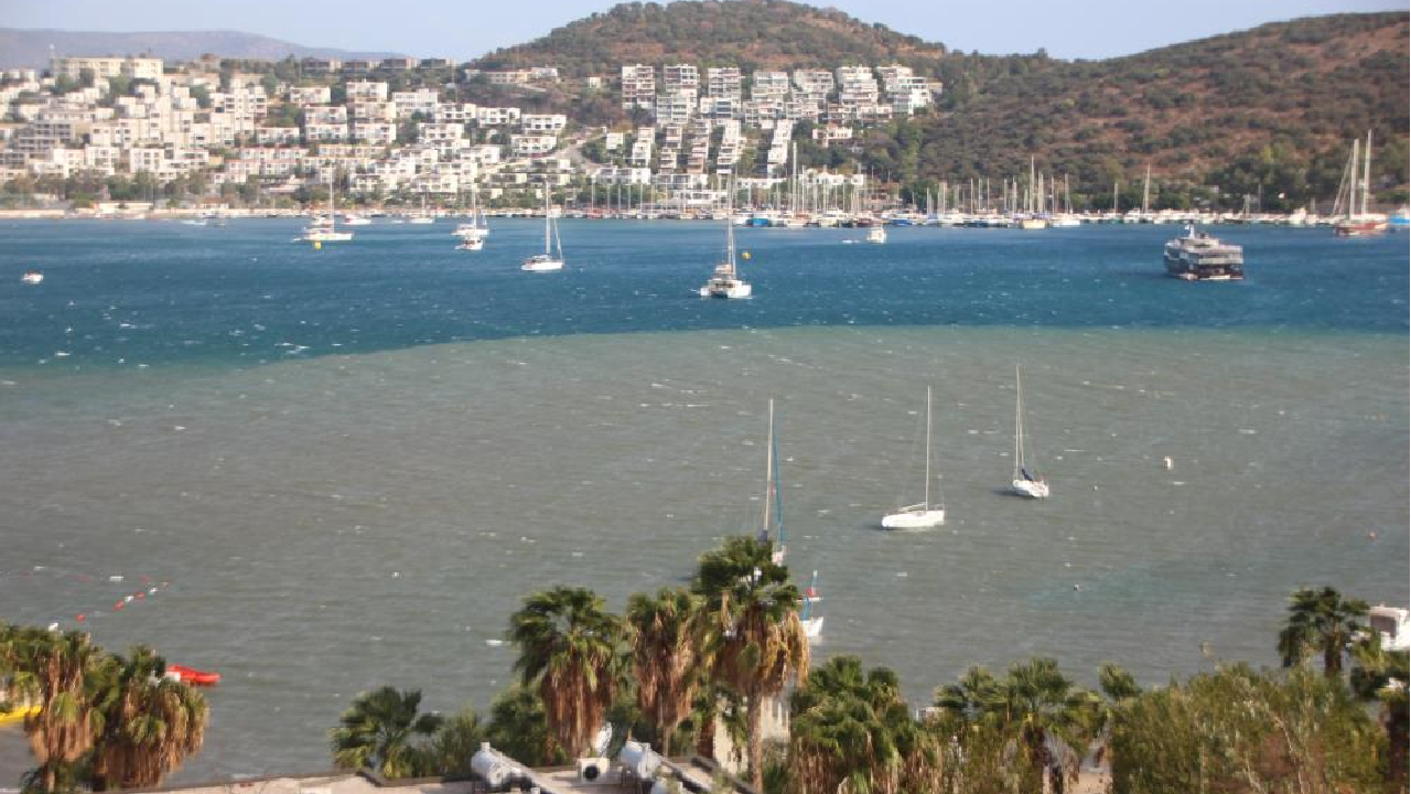 Bodrum’da denizin rengi değişti, fırtınanın hızı 70 kilometreye ulaştı