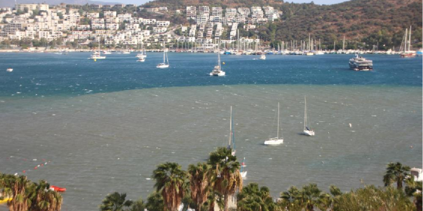 Bodrum’da denizin rengi değişti, fırtınanın hızı 70 kilometreye ulaştı