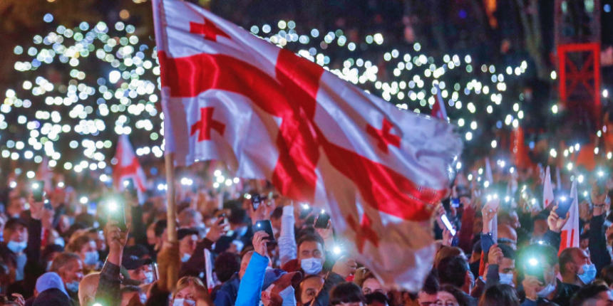 Gürcistan'da binlerce kişi sokaklara indi!
