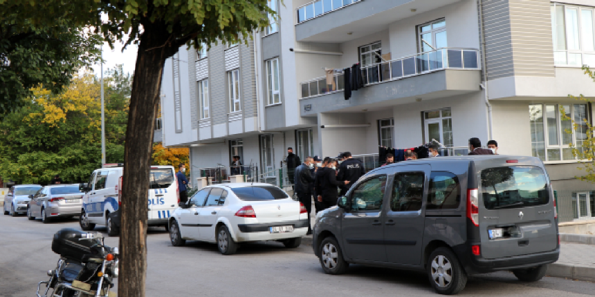 13 yaşındaki kız babasının beylik silahıyla kendisini vurdu