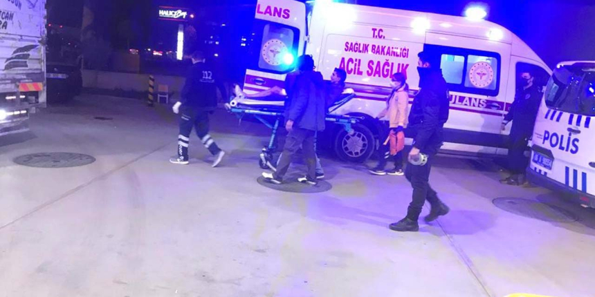 Benzin istasyonunda alışveriş yapan bir kişiye arkadan saldırdı: Kaçmaya çalışırken polisi de yarala