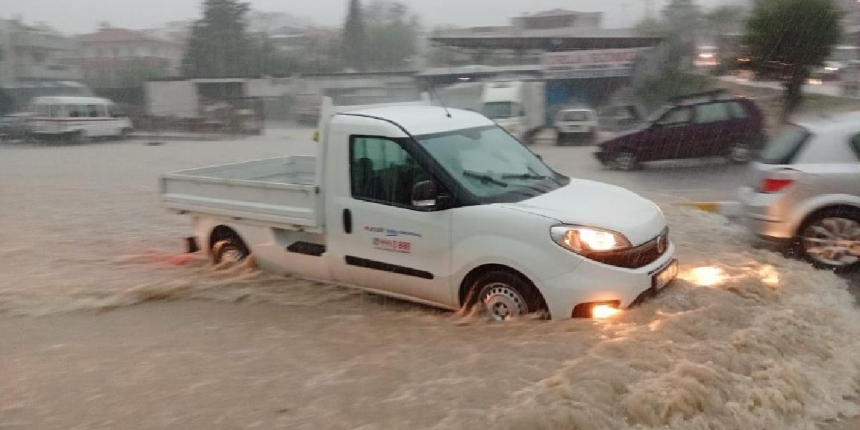 İzmir’i sağanak vurdu: Urla’da sokaklar göle döndü