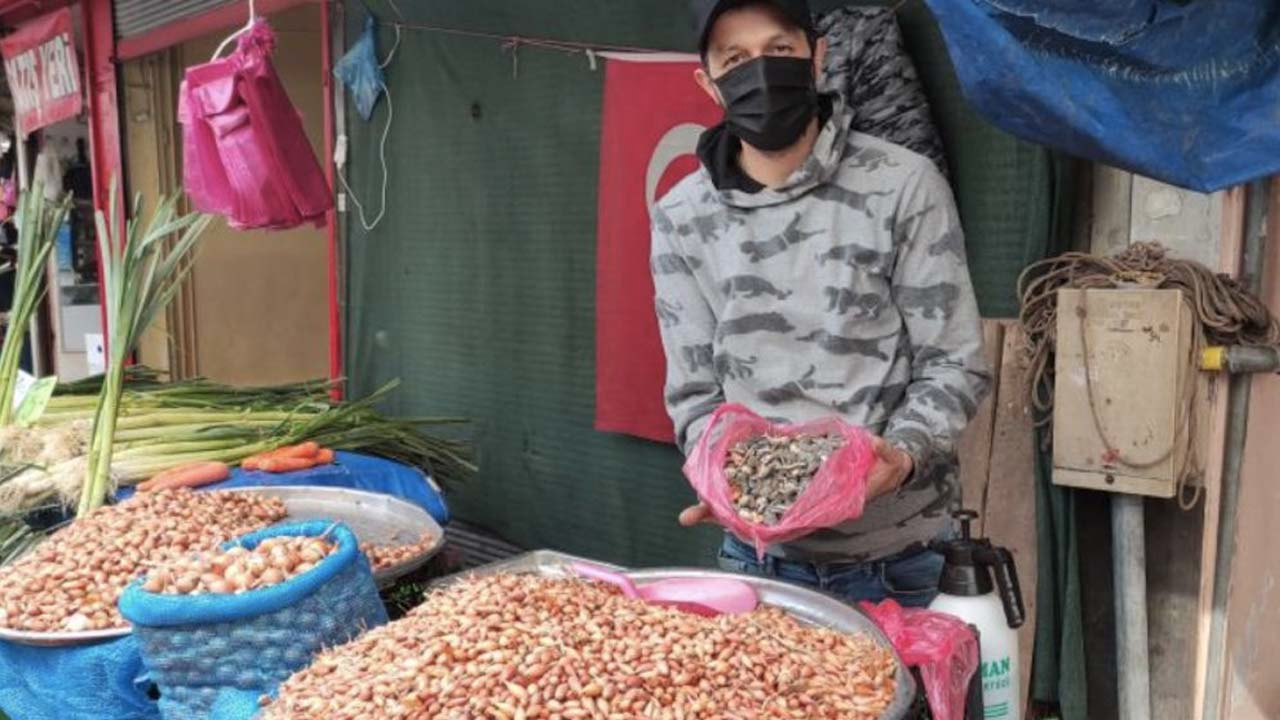 Pazarcı esnafı çuvalın içinden çıkanları görünce gözlerine inanamadı: 'Pes' dedirten hile