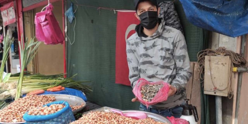 Pazarcı esnafı çuvalın içinden çıkanları görünce gözlerine inanamadı: 'Pes' dedirten hile