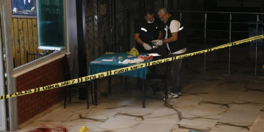 Emekli polis, kahvehanede dehşet saçtı: 2 ölü