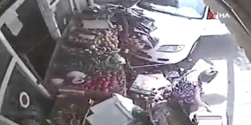 Aracın çarptığı kadın hiçbir şey olmamış gibi alışverişe devam etti