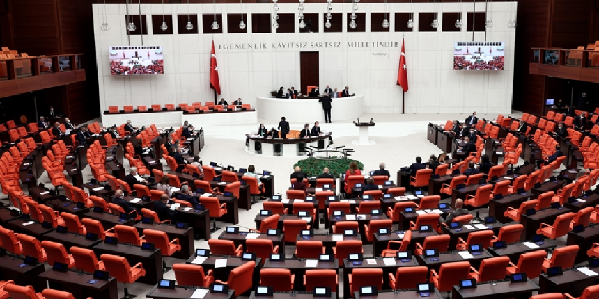 AK Parti 5. Yargı Paketi'ni Meclis'e sundu