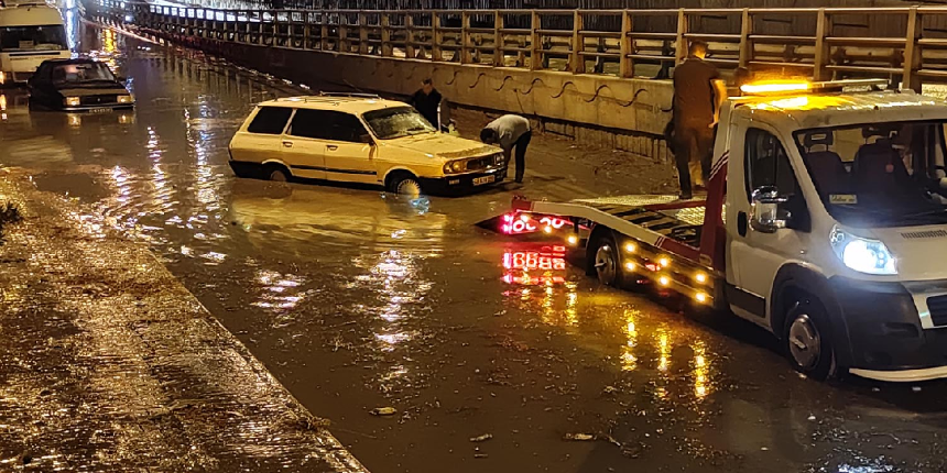 Kuşadası'nı sağanak vurdu! 2’si çocuk 4 kişi otomobilde mahsur kaldı