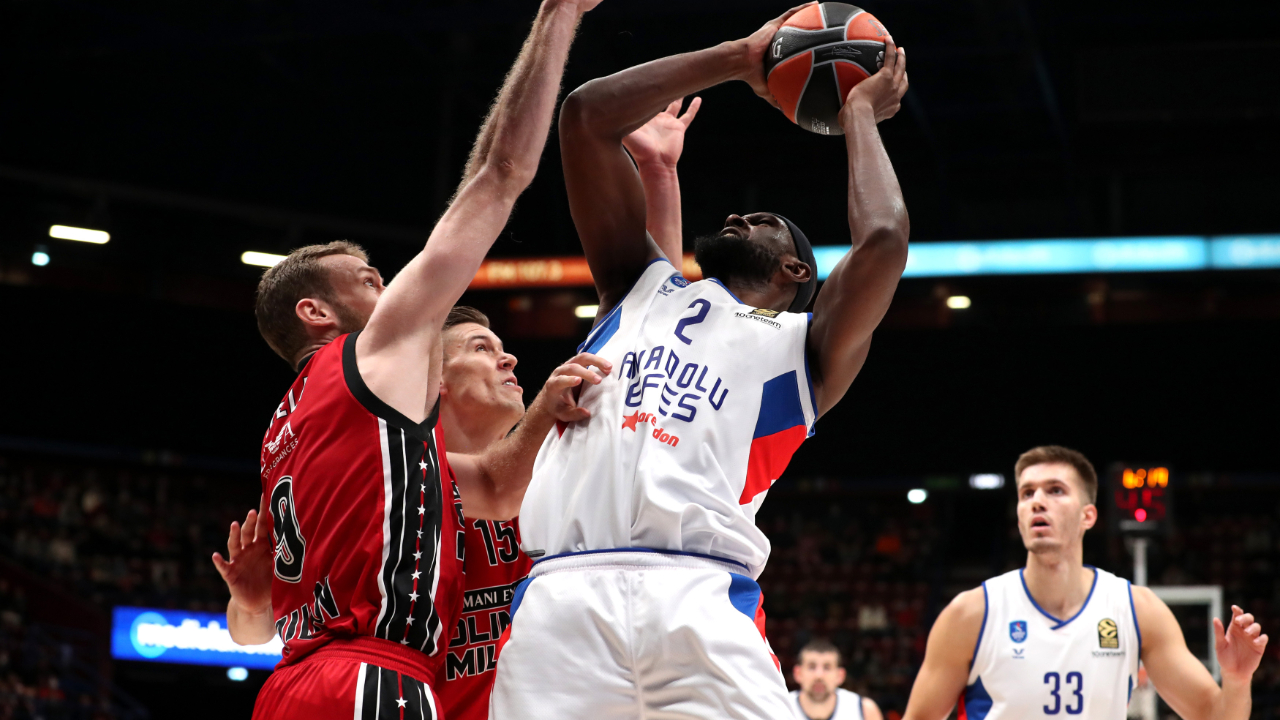 Anadolu Efes, THY Euroleague'e 4'te 0'la başladı... Lacivert-Beyazlılar Milano'da da mağlup