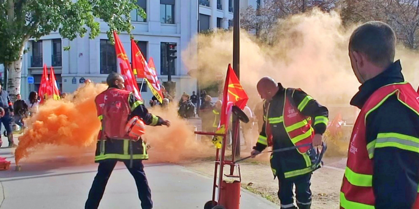 Paris'te polisle karşılaşan İtfaiyeciler sis ve ses bombaları attı!
