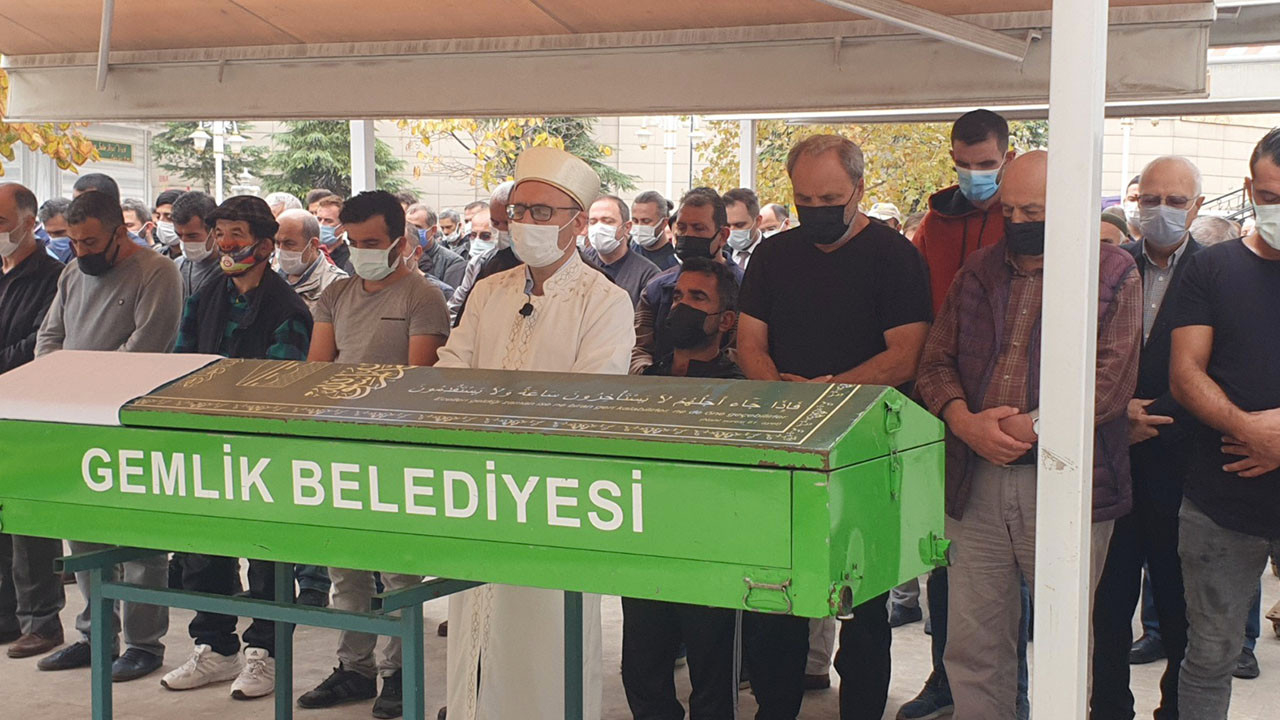 'Çaycı Hüseyin’ ismiyle bilinen Alparslan Özmol'un babası son yolculuğuna uğurlandı
