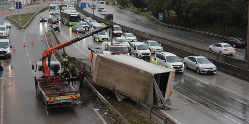 Kontrolden çıkan kamyonet bariyerlerin üzerine devrildi: 2 yaralı