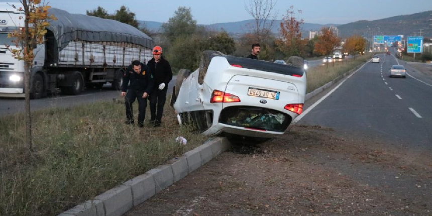 Çarpıştılar! Araçlardan biri devrildi, diğeri bahçeye uçtu!