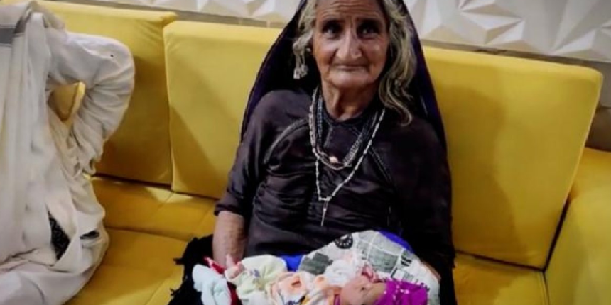 Hint kadın 70 yaşında ilk kez anne oldu