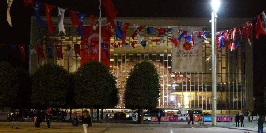 AKM’nin ışıkları yakıldı, son rötuşlar yapıldı