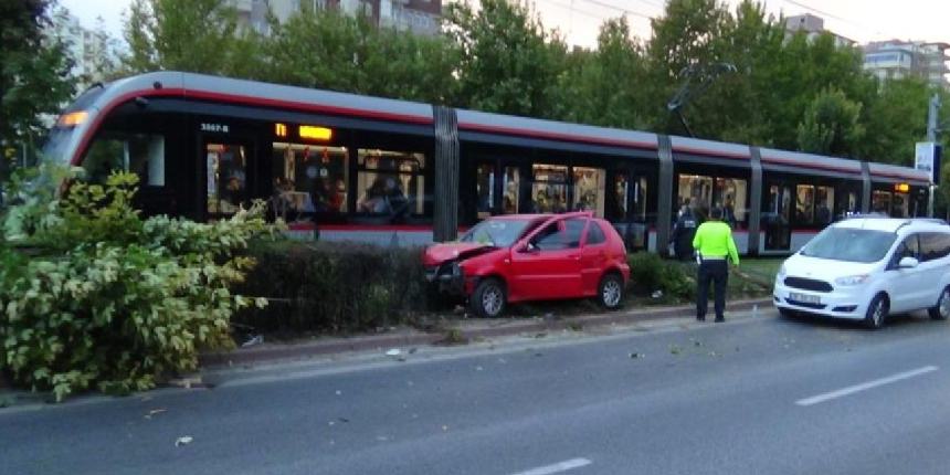 Kontrolden çıkan otomobil, tramvay yoluna uçtu