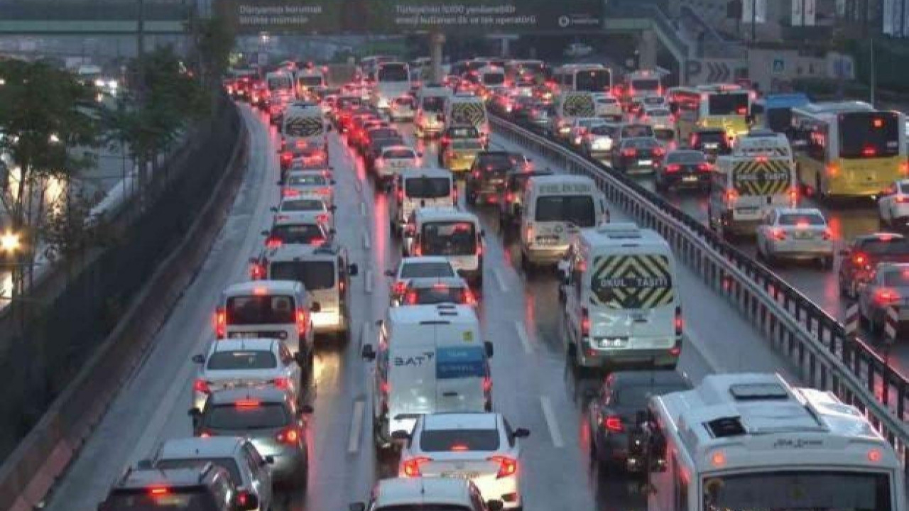 İstanbullunun trafik çilesi erken başladı! Yoğunluk yüzde 60'ı geçti...