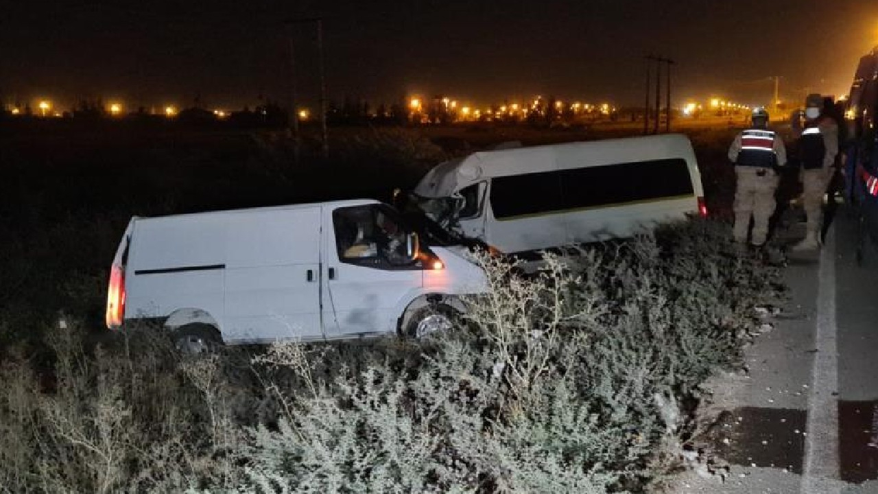 Minibüs ile panelvan çarpıştı: Çok sayıda yaralı var