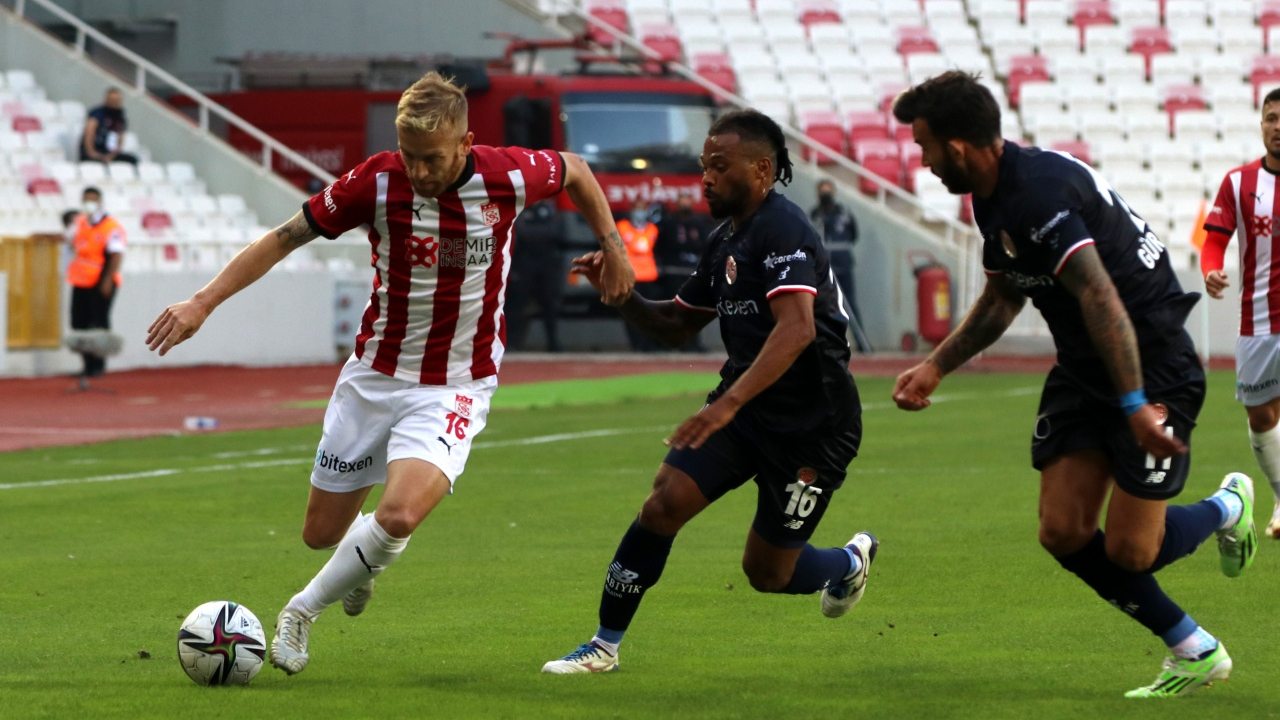 Sivas'ta 4 gol var kazanan yok... Sivasspor-Antalyaspor maçı 2-2 berabere