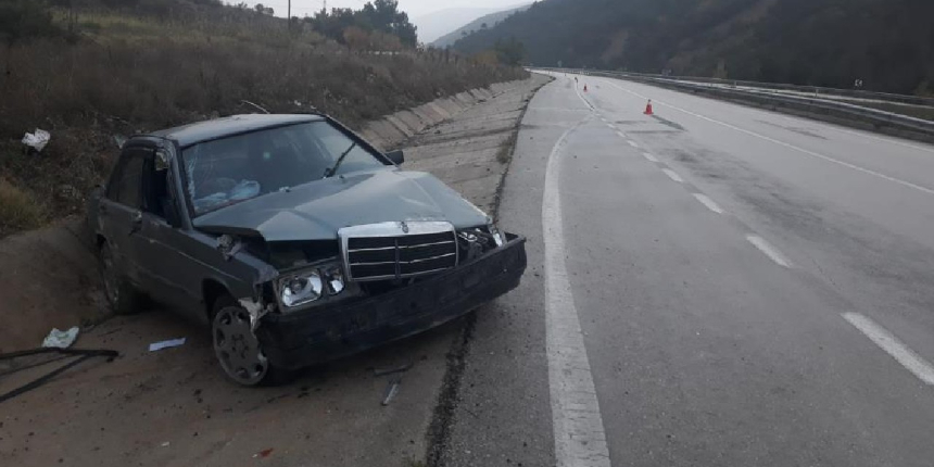 Lastiği patlayan otomobil su tahliye kanalına çarptı: 4 yaralı