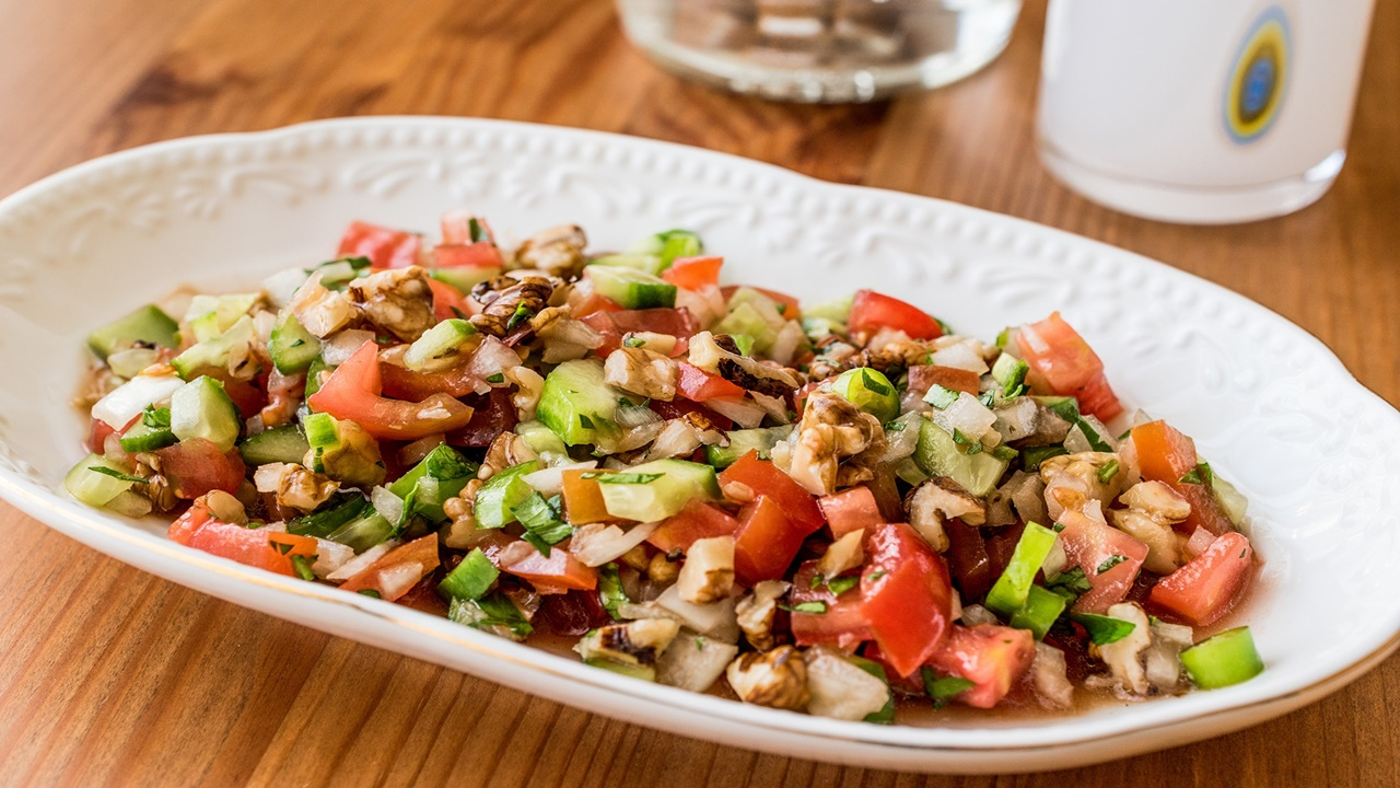 Gavurdağı salatası tarifi! Suyuna ekmek banmanın lezzeti paha biçilemez!