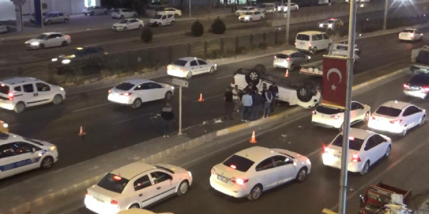 Yoldan geçen çocuklara çarpmamaya çalışırken takla attı