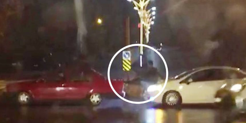Trafikte akılalmaz olay! Arızalanan aracı böyle ittiler