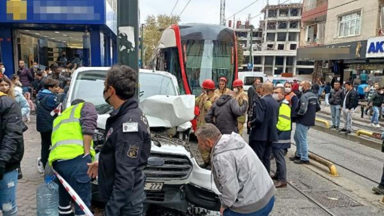 İstanbul'da feci kaza: Tramvay ile panelvan araç çarpıştı! İşte olay yerinden ilk görüntüler...