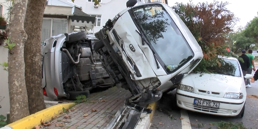 Freni boşalan kamyonet 4 araca çarptı: 1 çocuk yaralı