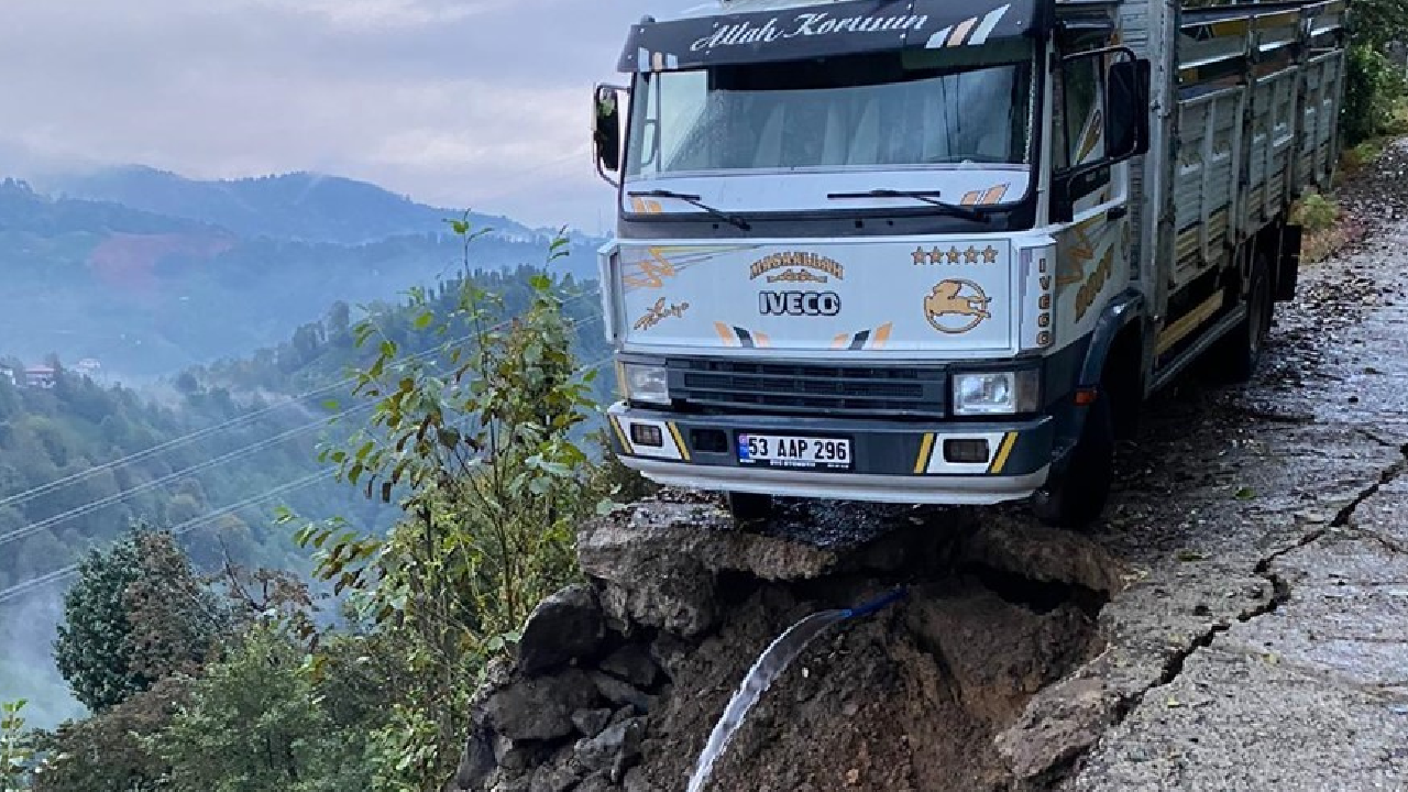 Rize’deki heyelanda yol çöktü! Kamyonet son anda yuvarlanmaktan kurtuldu