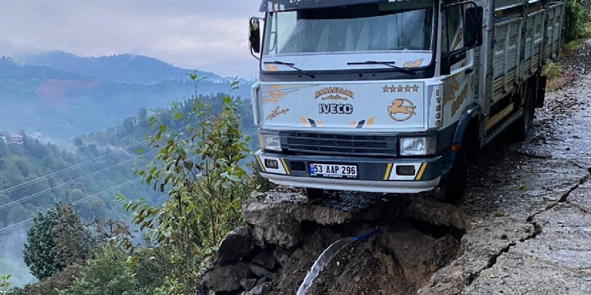 Rize’deki heyelanda yol çöktü! Kamyonet son anda yuvarlanmaktan kurtuldu