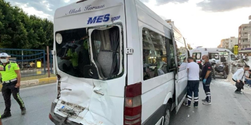 Mersin’de otobüsle minibüs çarpıştı, 20 kişi yaralandı