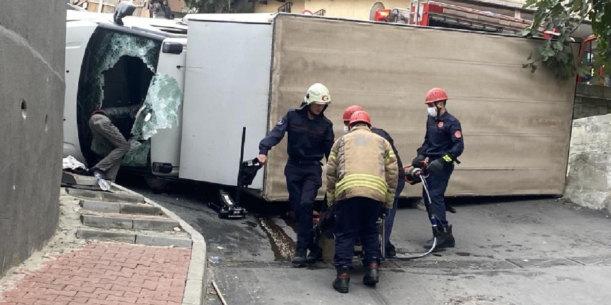 Şişli'de korkunç kaza! Virajı alamayarak devrildi