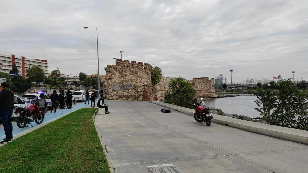 Fatih'te sahildeki kayalıklarda erkek cesedi bulundu