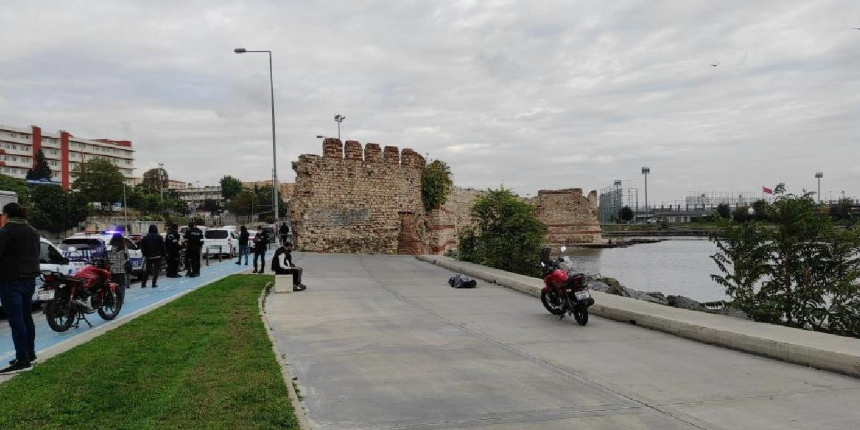Fatih'te sahildeki kayalıklarda erkek cesedi bulundu