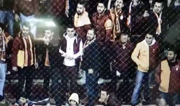Derbide Volkan Demirel'e telefon atan holigan polis kamerasına yakalandı / VİDEO