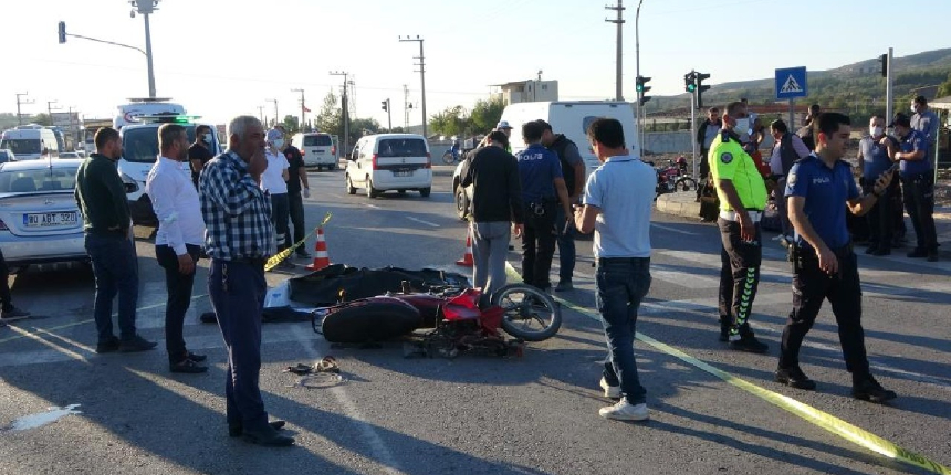 Otobüsün altında kalan motosikletli hayatını kaybetti