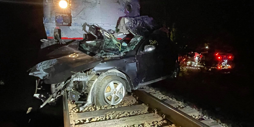 Korkunç kaza kamerada! Yolcu treni, raylara takılan tıra çarptı