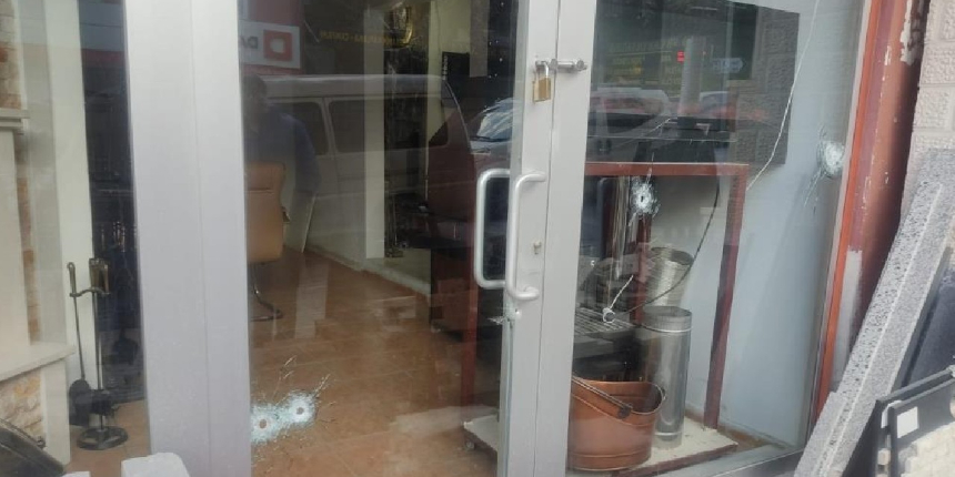 Maskeli saldırgan, iş yerine kurşun yağdırıp kaçtı