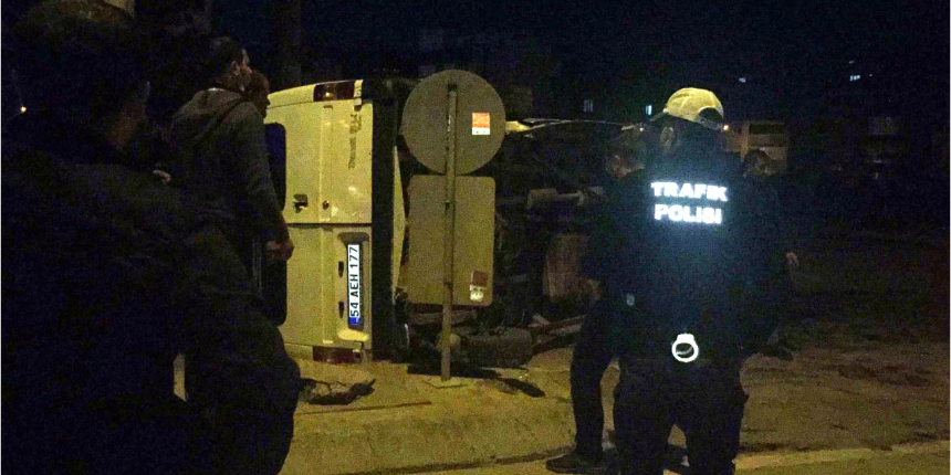 Devrilen minibüsün şoförü arka camı kırıp kaçtı