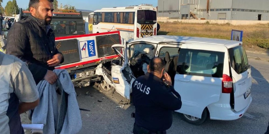 3 araç birbirine girdi, 10 kişi yaralandı