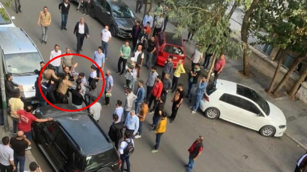 Kavgayı ayırmaya çalışan adamın başına bakın ne geldi! Saniye saniye kamerada...