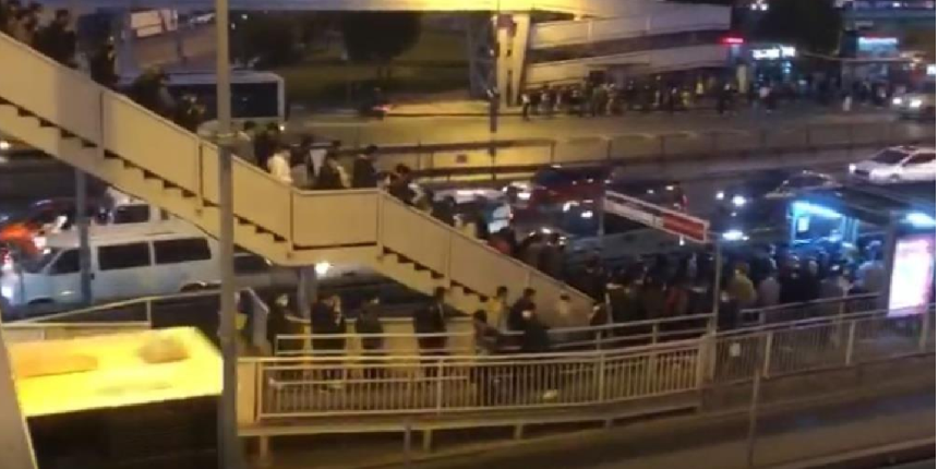 Metrobüs köprüsünde korkutan kalabalık...