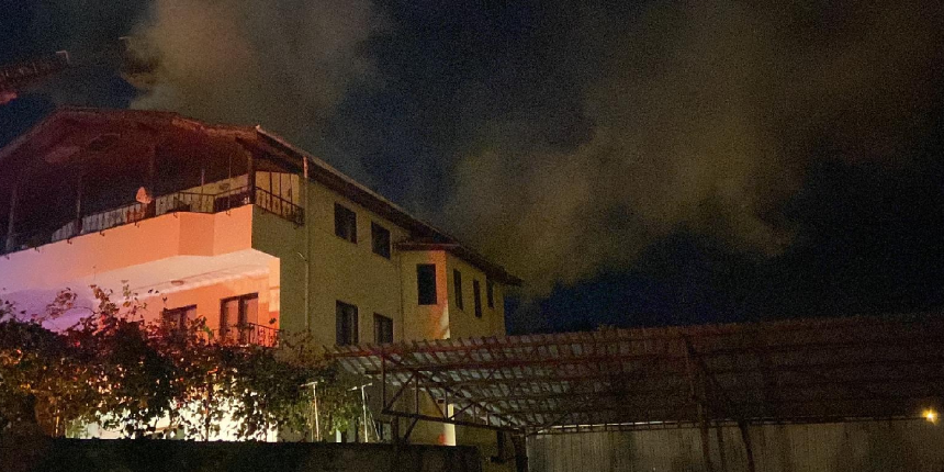 Yaşlı adam diri diri yanacaktı! Alevlerin arasından mahalleli aldı