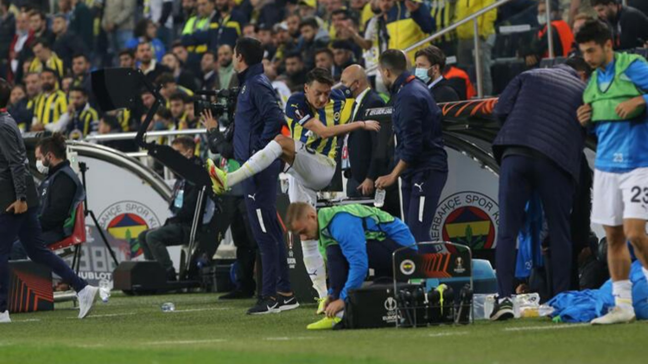 "Mesut Özil Fenerbahçe'ye top oynamaya gelmemiş, bitCoin satmaya gelmiş!"