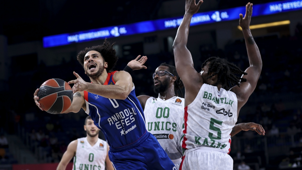 Anadolu Efes 5. haftada UNICS Kazan'ı mağlup ederek galibiyetle tanıştı..